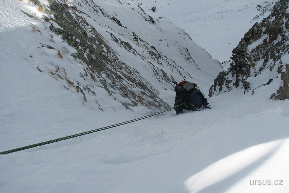 tatry 306.jpg - Jsme v sedle mezi Kupolou a Vesterovým štítem a čeká nás sestup dolů žlabem. Začíná pěkně zostra...